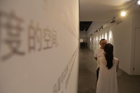 藏家王洋先生(弘陽集團品牌管理部總經理)與策展人劉靜靜展覽現場聊作品