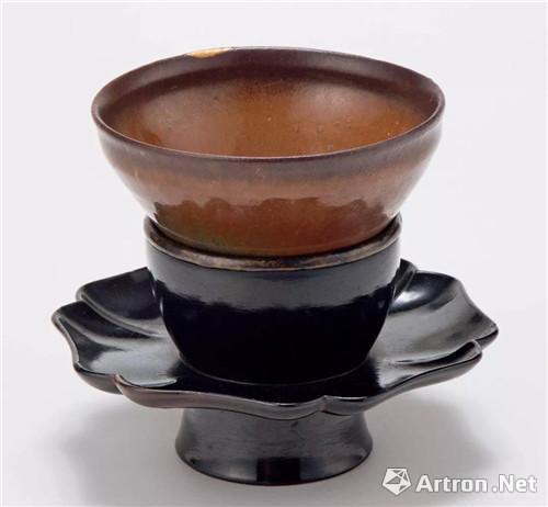131 宋 建窯柿釉天目盞與黑漆輪花天目臺(100-120萬JPY) 盞 H9.2 D16cm 托 H7cm D12.6cm